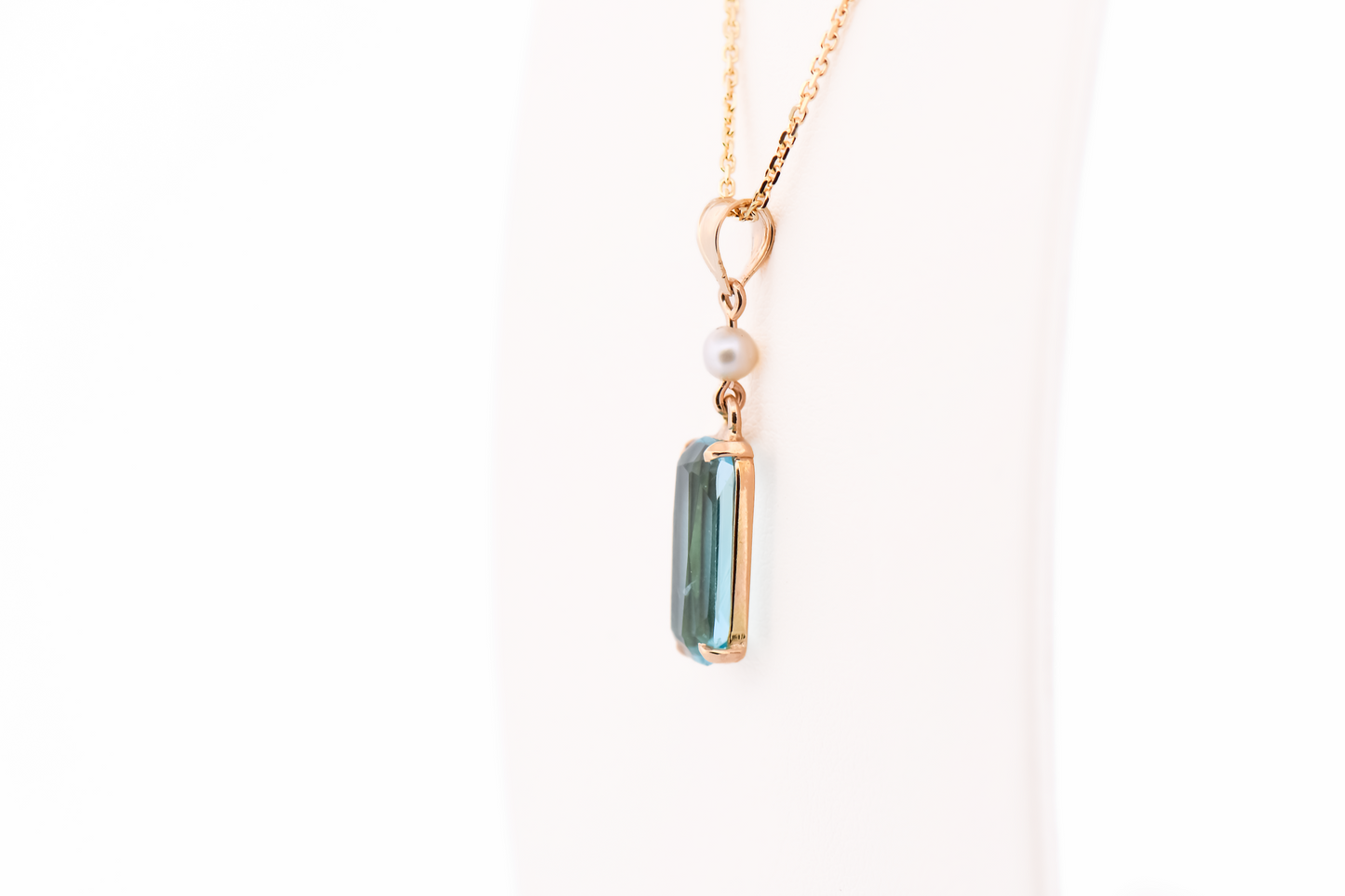 Antique Cushion-Cut Aquamarine Pendant in Yellow Gold | Exceptional Top Color