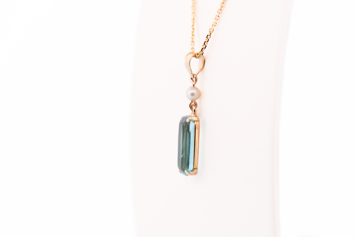Antique Cushion-Cut Aquamarine Pendant in Yellow Gold | Exceptional Top Color