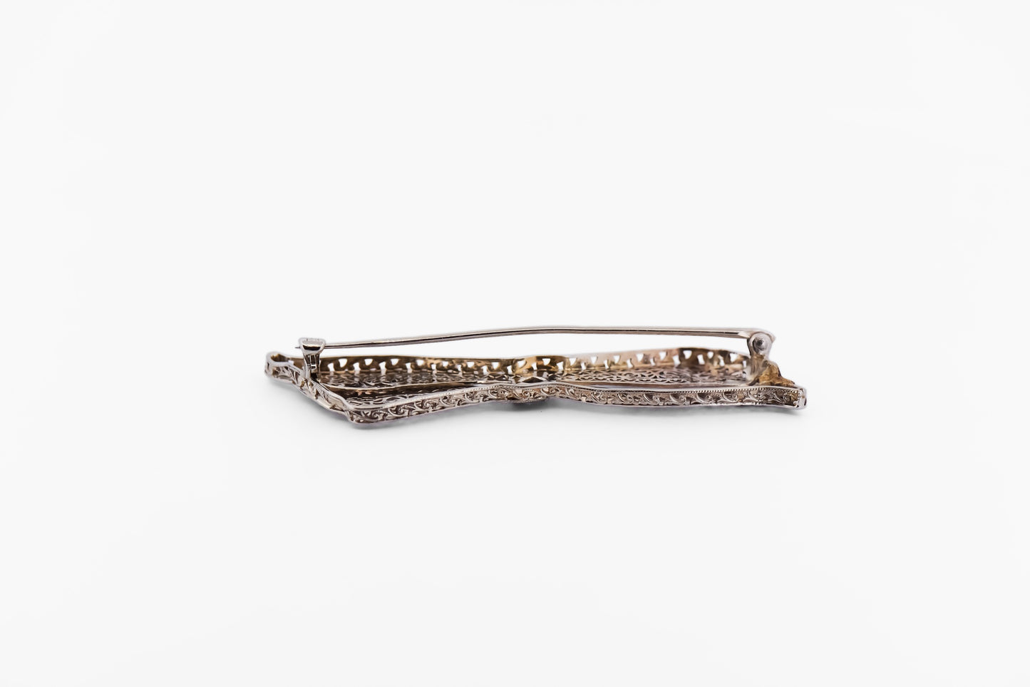 Art Deco White Gold Filigree Ribbon & Bow Brooch with Diamond