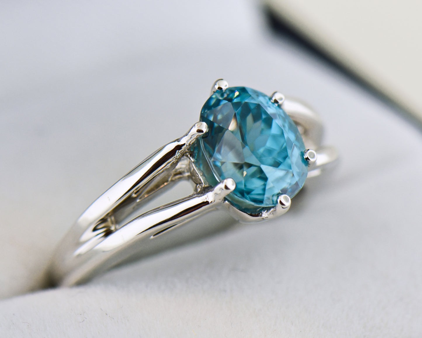Gemmy Blue Zircon Split Shank White Gold Ring