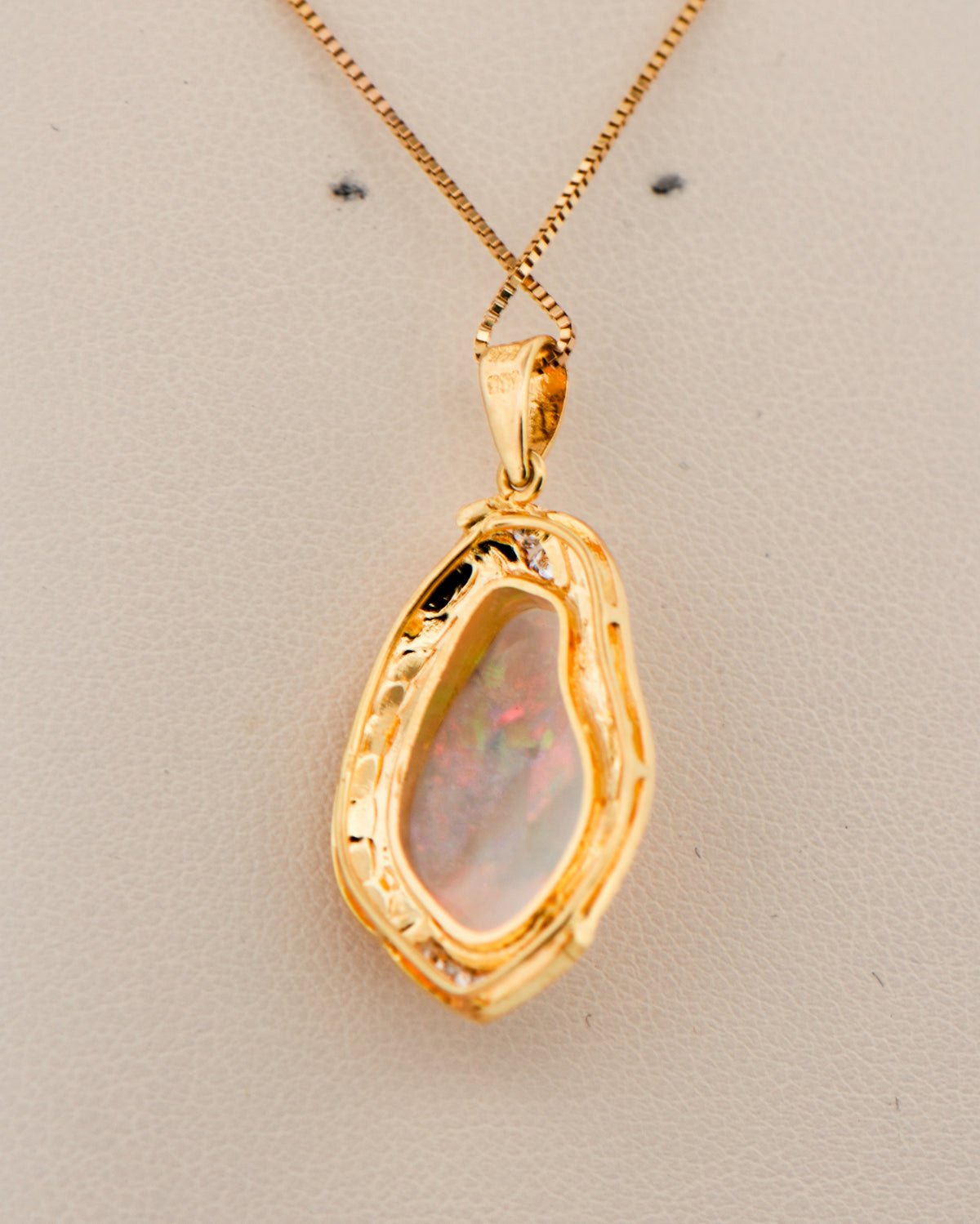 Clamshell Crystal Opal Pendant in Yellow Gold Australian