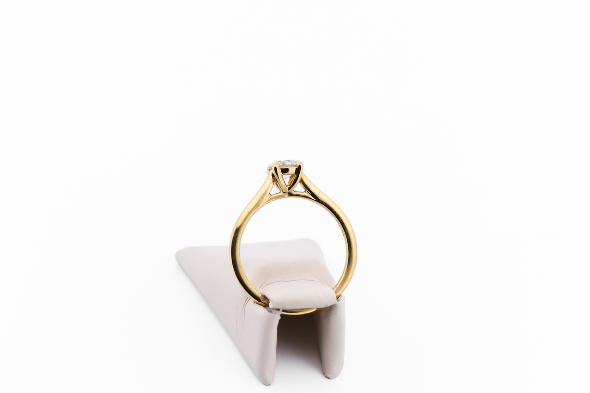 Elegant Solitaire Engagement Ring in 18k Yellow Gold