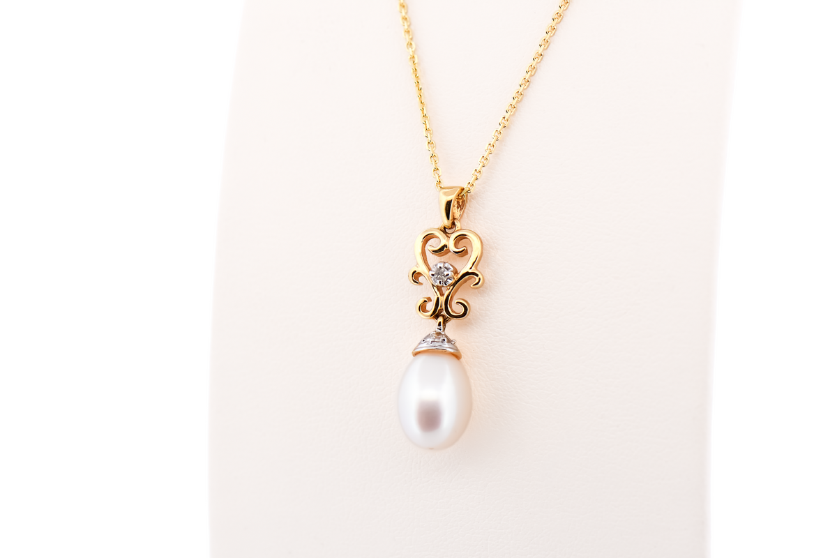 Estate White Freshwater Pearl & Diamond Drop Pendant in Yellow Gold