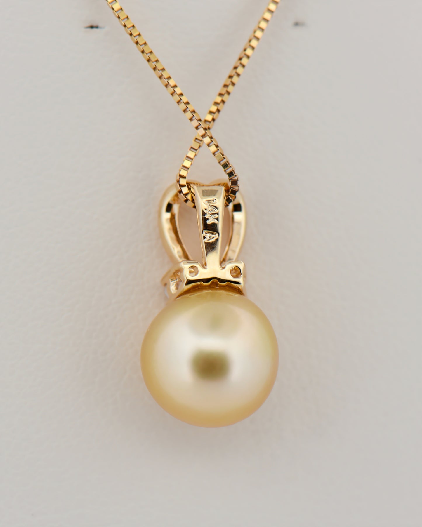 Golden South Seas Pearl Pendant in Yellow Gold