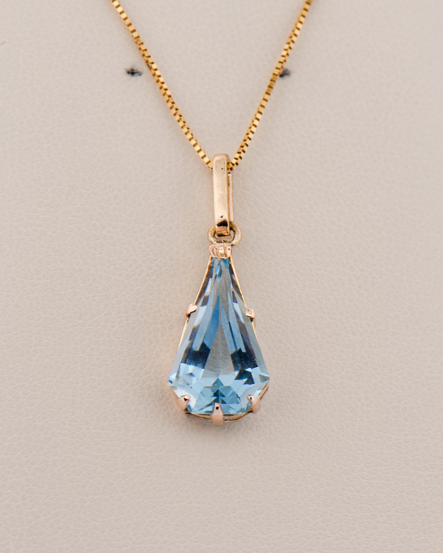 Kite Aquamarine Solitaire Pendant in Yellow Gold
