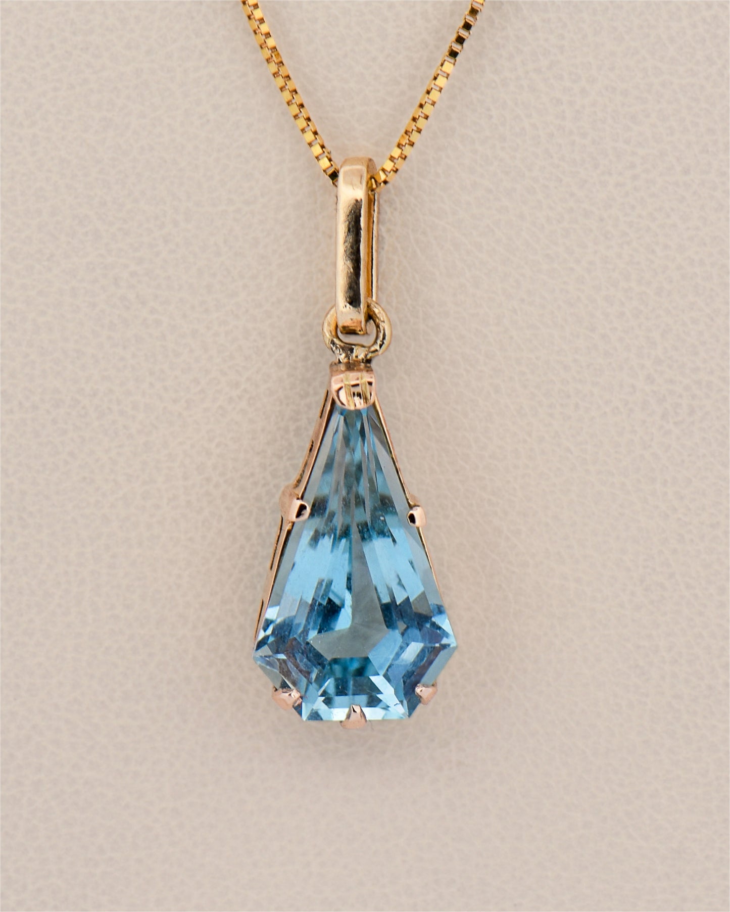 Kite Aquamarine Solitaire Pendant in Yellow Gold