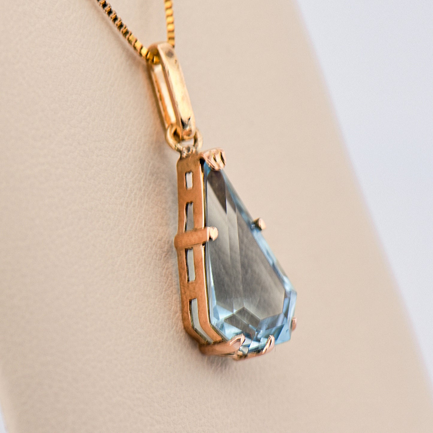 Kite Aquamarine Solitaire Pendant in Yellow Gold