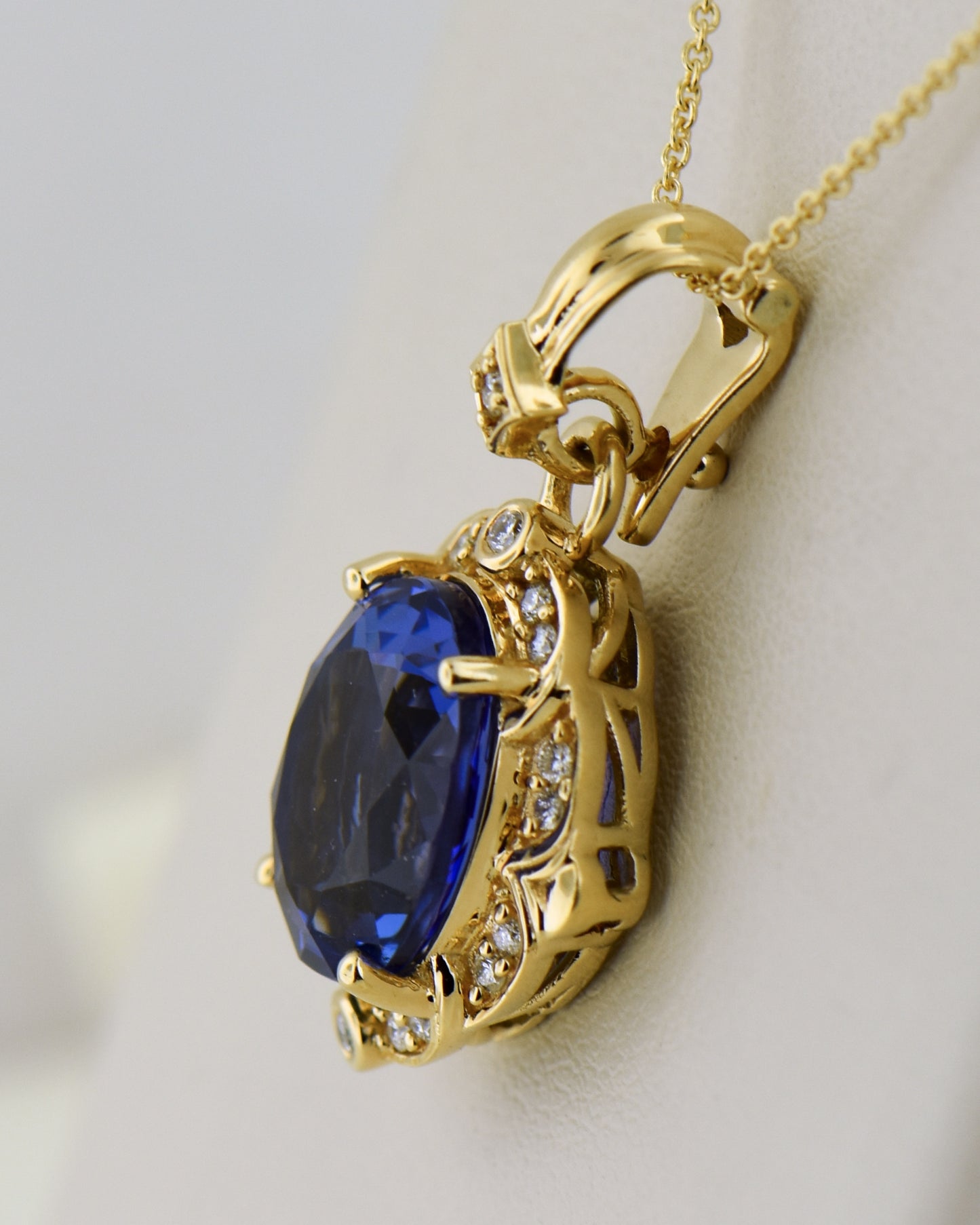 Estate Chromia 18k Gold & AAA Tanzanite Pendant