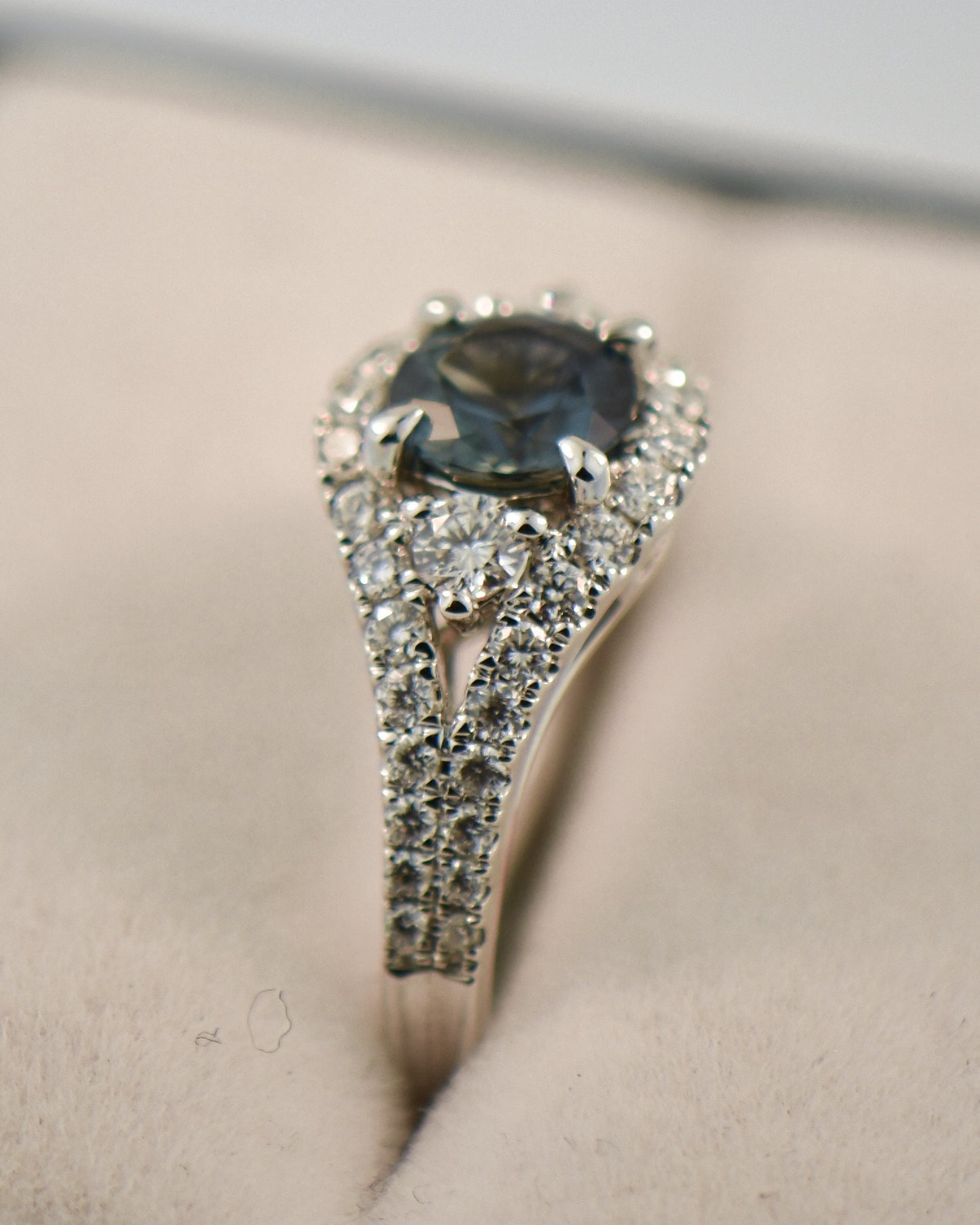 Teal Sapphire Ring 18kw s.88ct round d.54ct si1