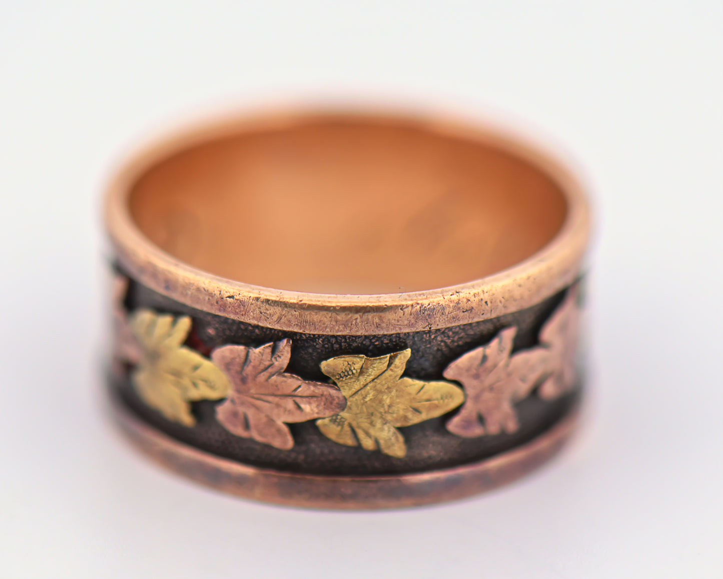 Victorian Tricolor Gold Wedding Band with Ivy Leaves