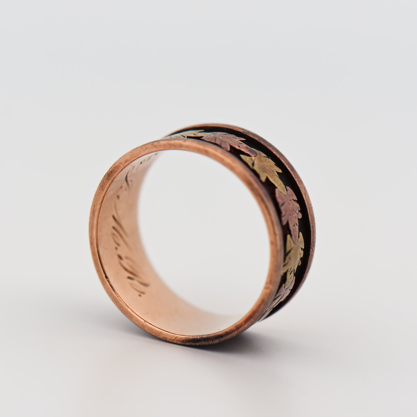 Victorian Tricolor Gold Wedding Band with Ivy Leaves
