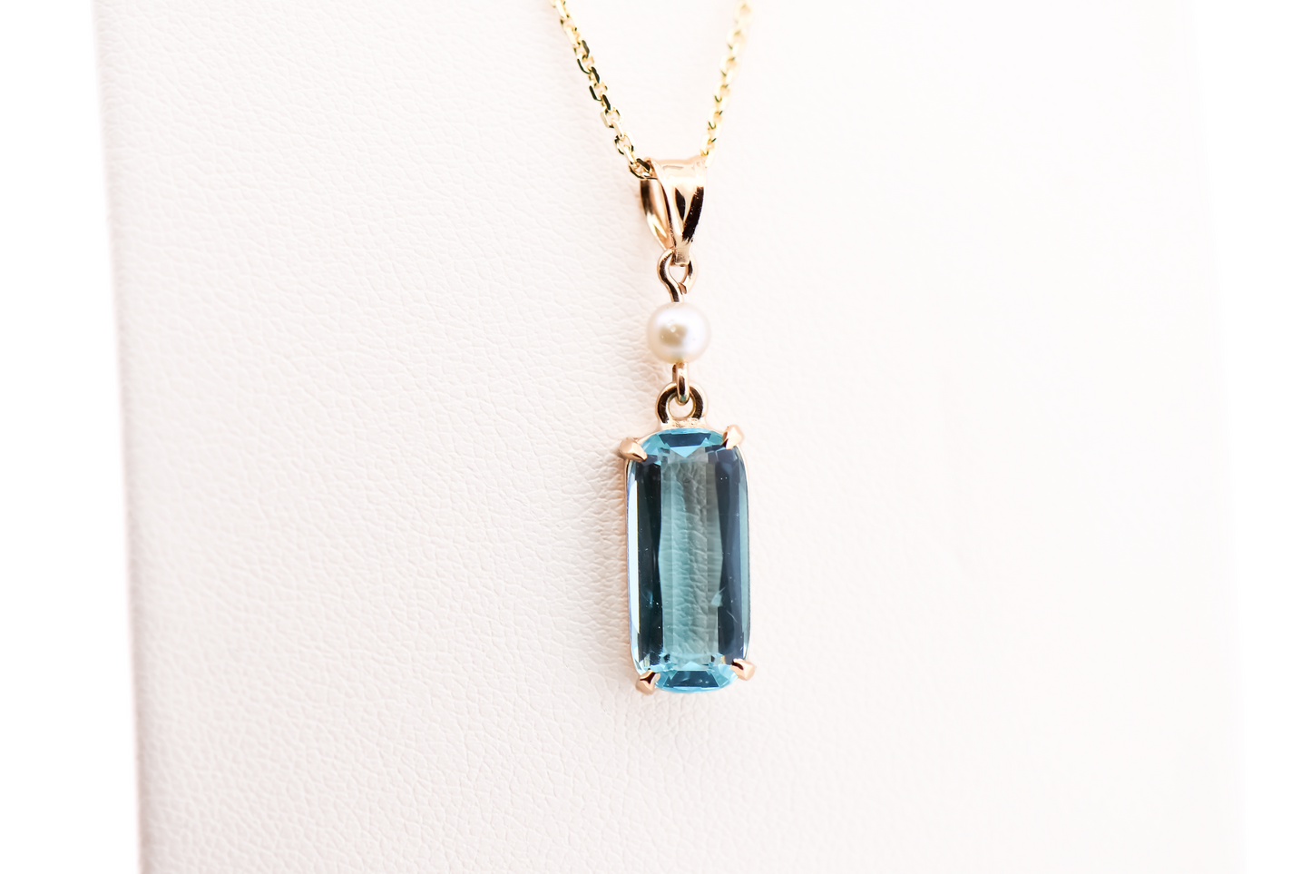 Antique Cushion-Cut Aquamarine Pendant in Yellow Gold | Exceptional Top Color