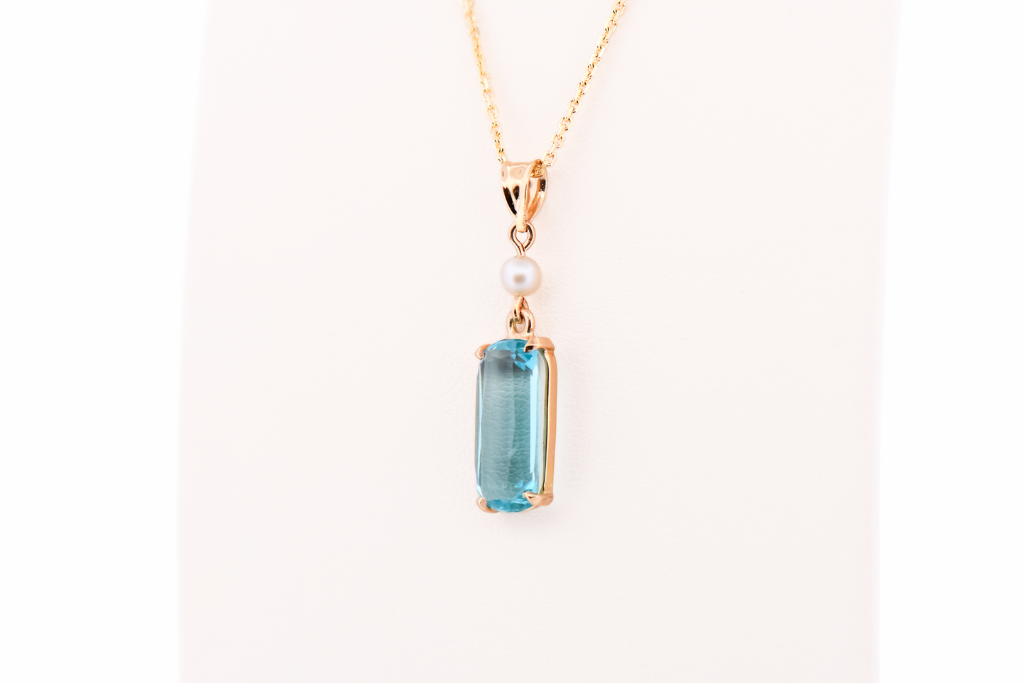 Antique Cushion-Cut Aquamarine Pendant in Yellow Gold | Exceptional Top Color