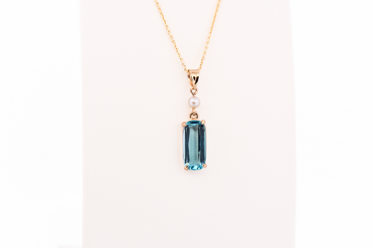 Antique Cushion-Cut Aquamarine Pendant in Yellow Gold | Exceptional Top Color
