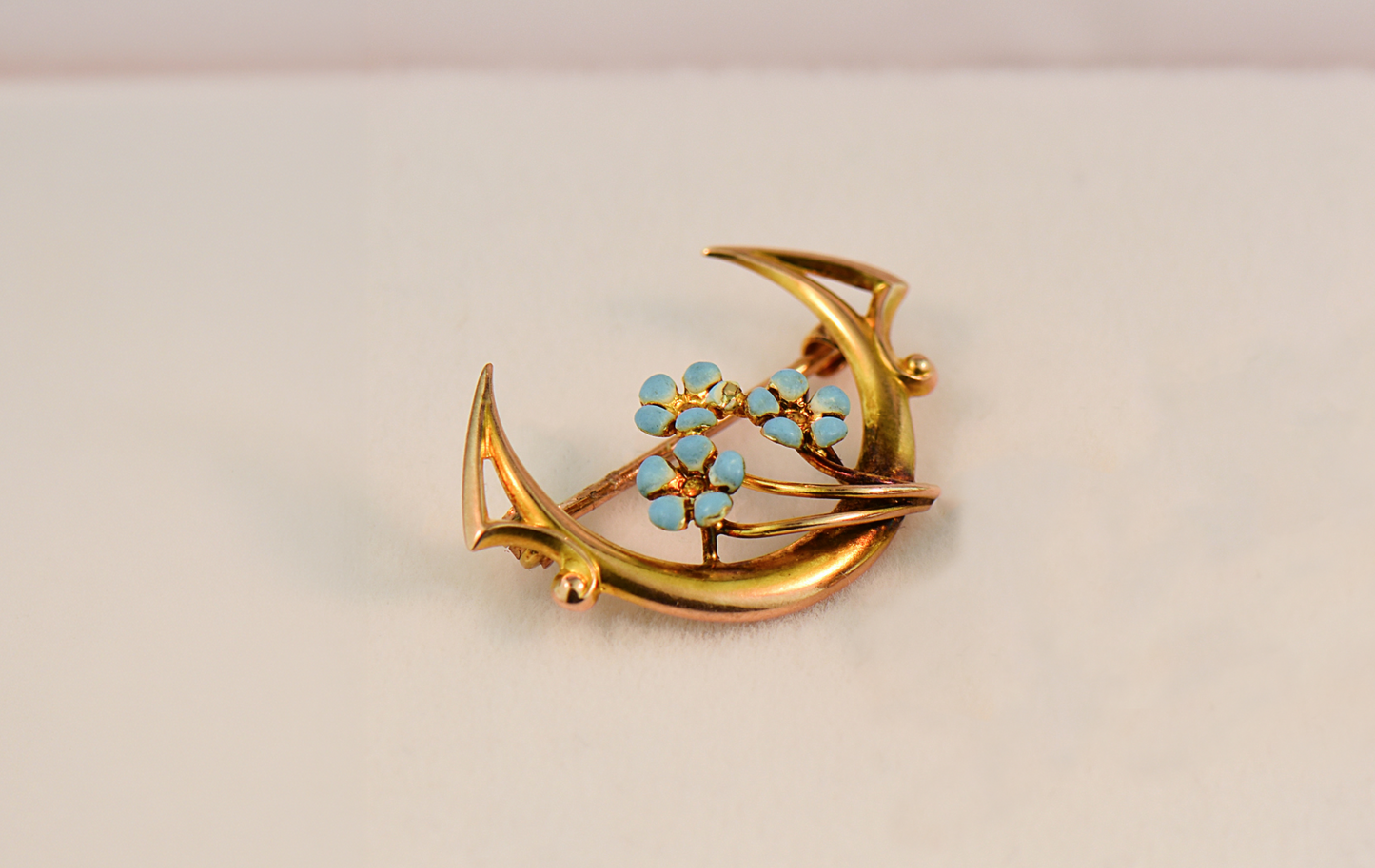 Art Deco Enamel Forget-Me-Not Pin in Yellow Gold