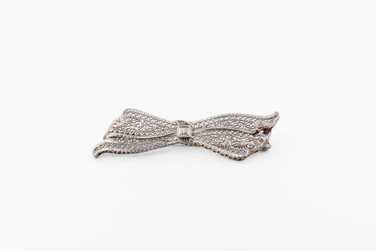 Art Deco White Gold Filigree Ribbon & Bow Brooch with Diamond