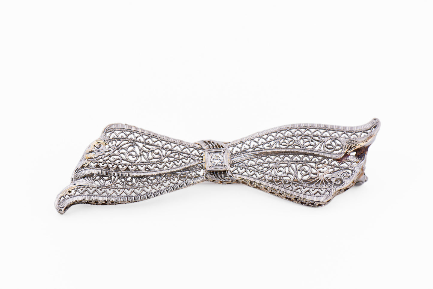 Art Deco White Gold Filigree Ribbon & Bow Brooch with Diamond