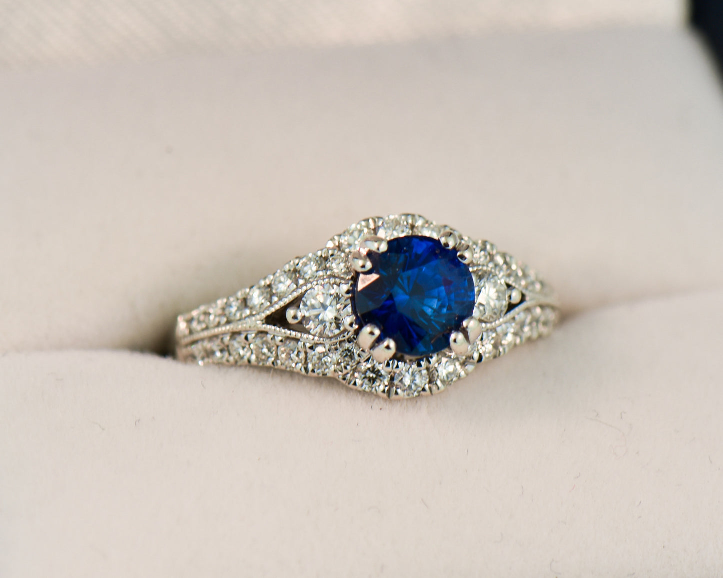 Vintage-Inspired Ring with Top Quality Ceylon Sapphire