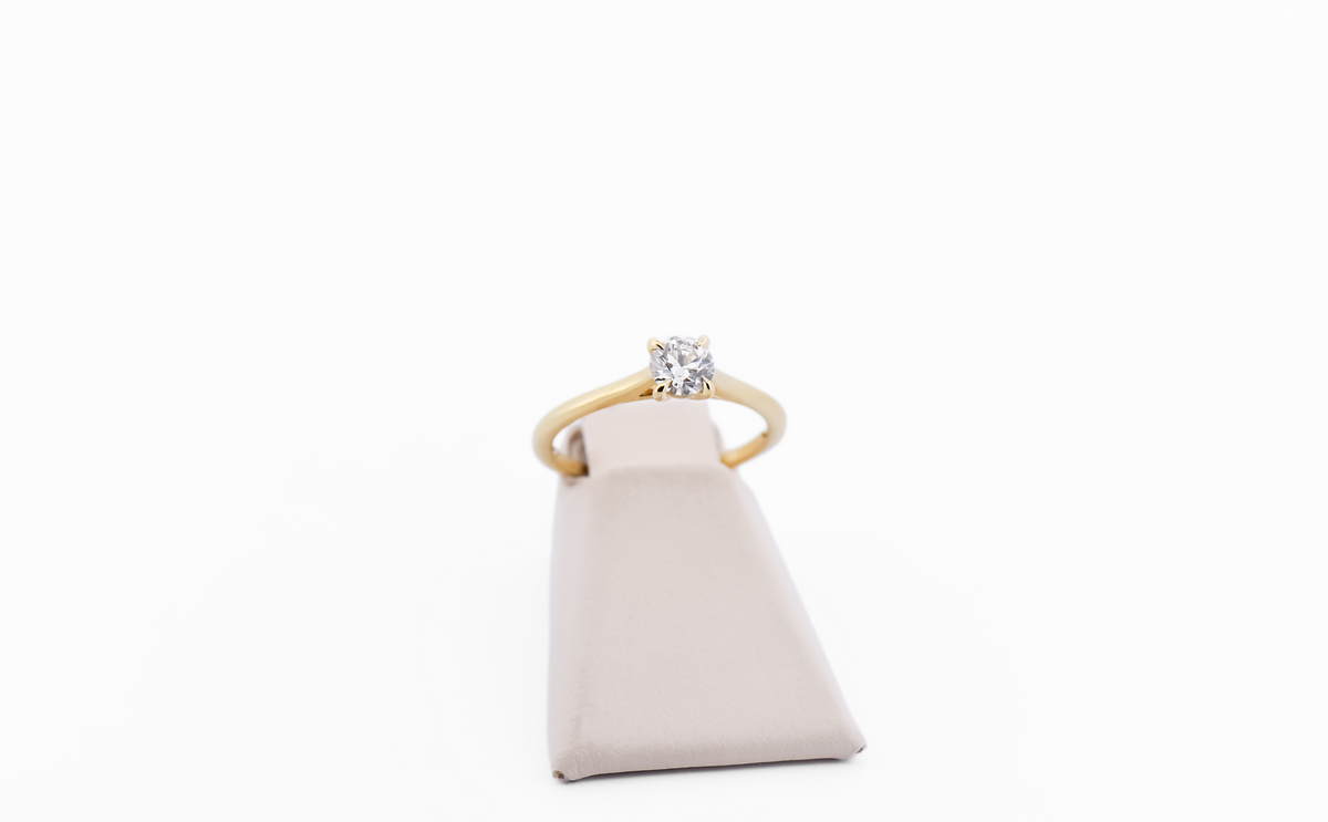 Elegant Solitaire Engagement Ring in 18k Yellow Gold