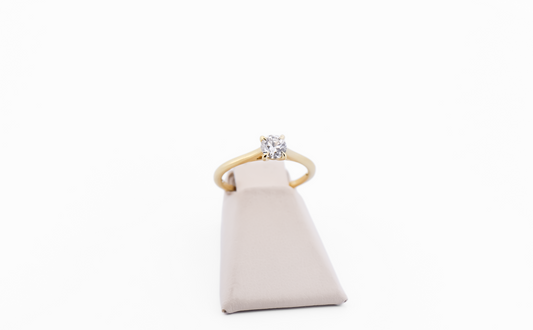 Elegant Solitaire Engagement Ring in 18k Yellow Gold