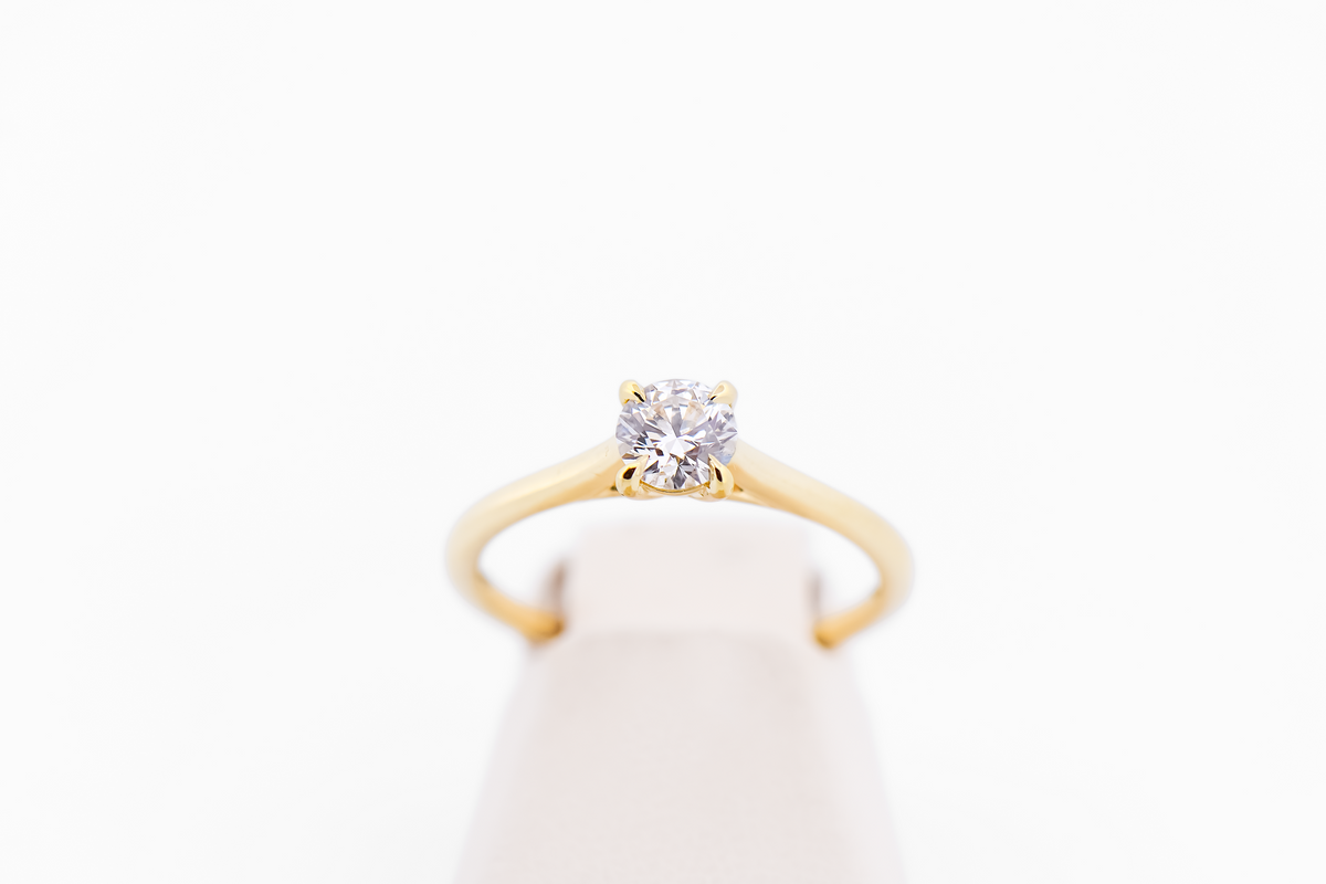 Elegant Solitaire Engagement Ring in 18k Yellow Gold