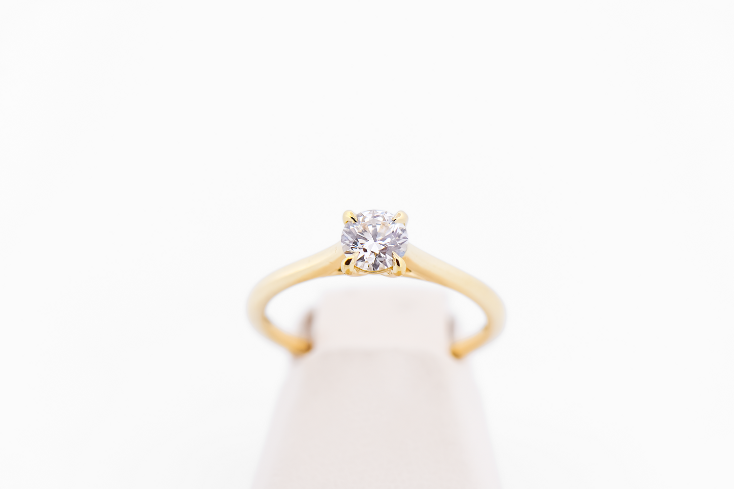Elegant Solitaire Engagement Ring in 18k Yellow Gold