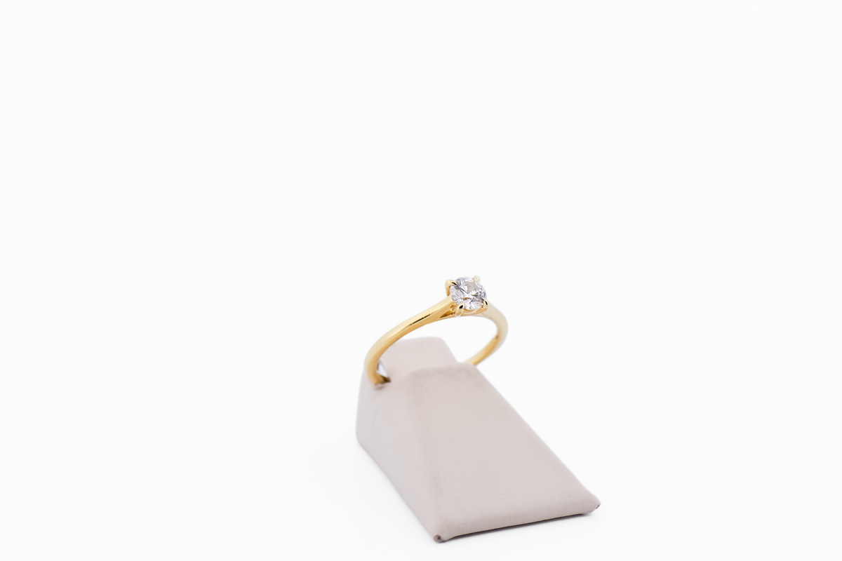 Elegant Solitaire Engagement Ring in 18k Yellow Gold