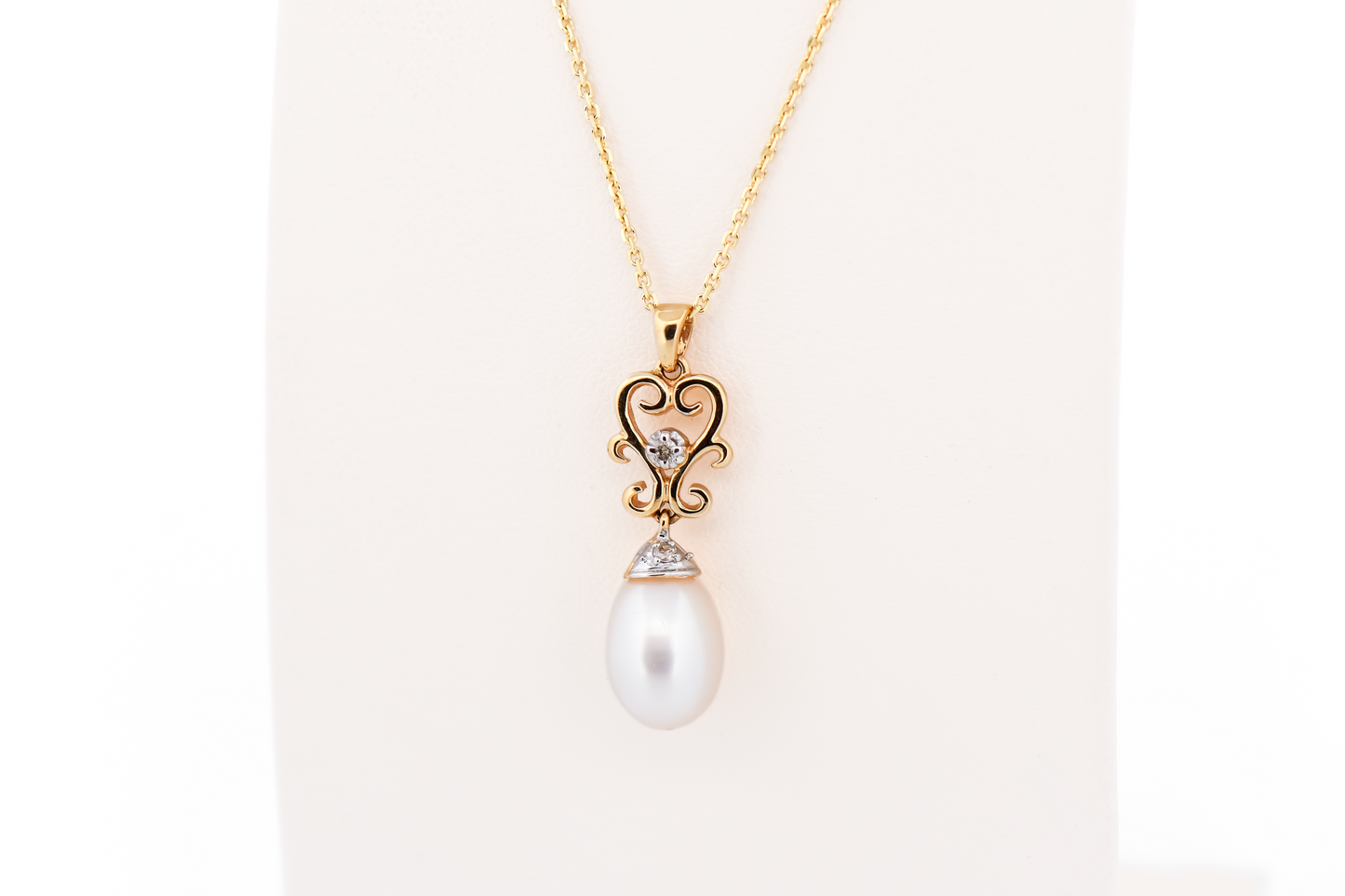 Estate White Freshwater Pearl & Diamond Drop Pendant in Yellow Gold