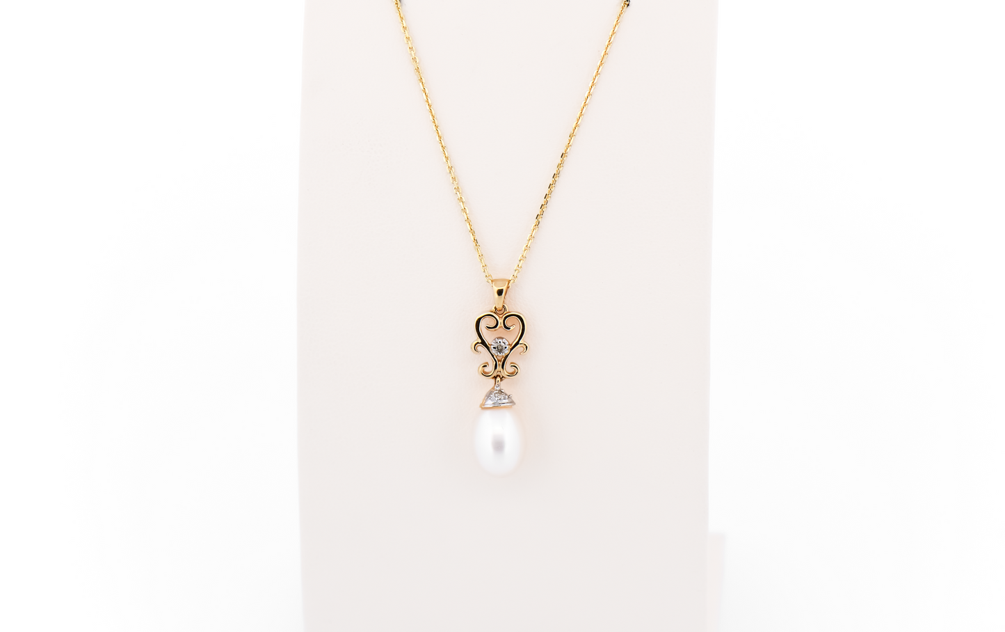 Estate White Freshwater Pearl & Diamond Drop Pendant in Yellow Gold