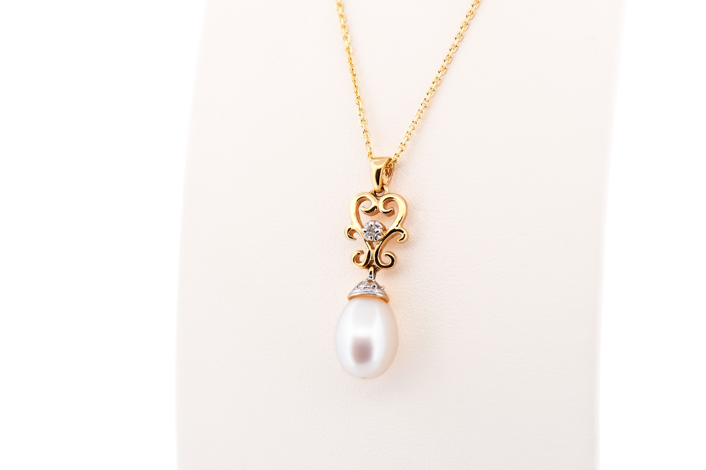Estate White Freshwater Pearl & Diamond Drop Pendant in Yellow Gold