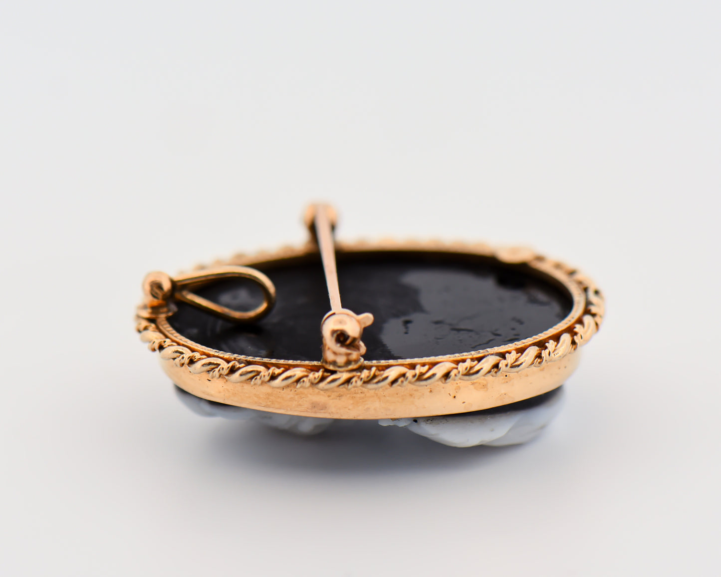Hardstone Cameo Pin-Pendant in Yellow Gold