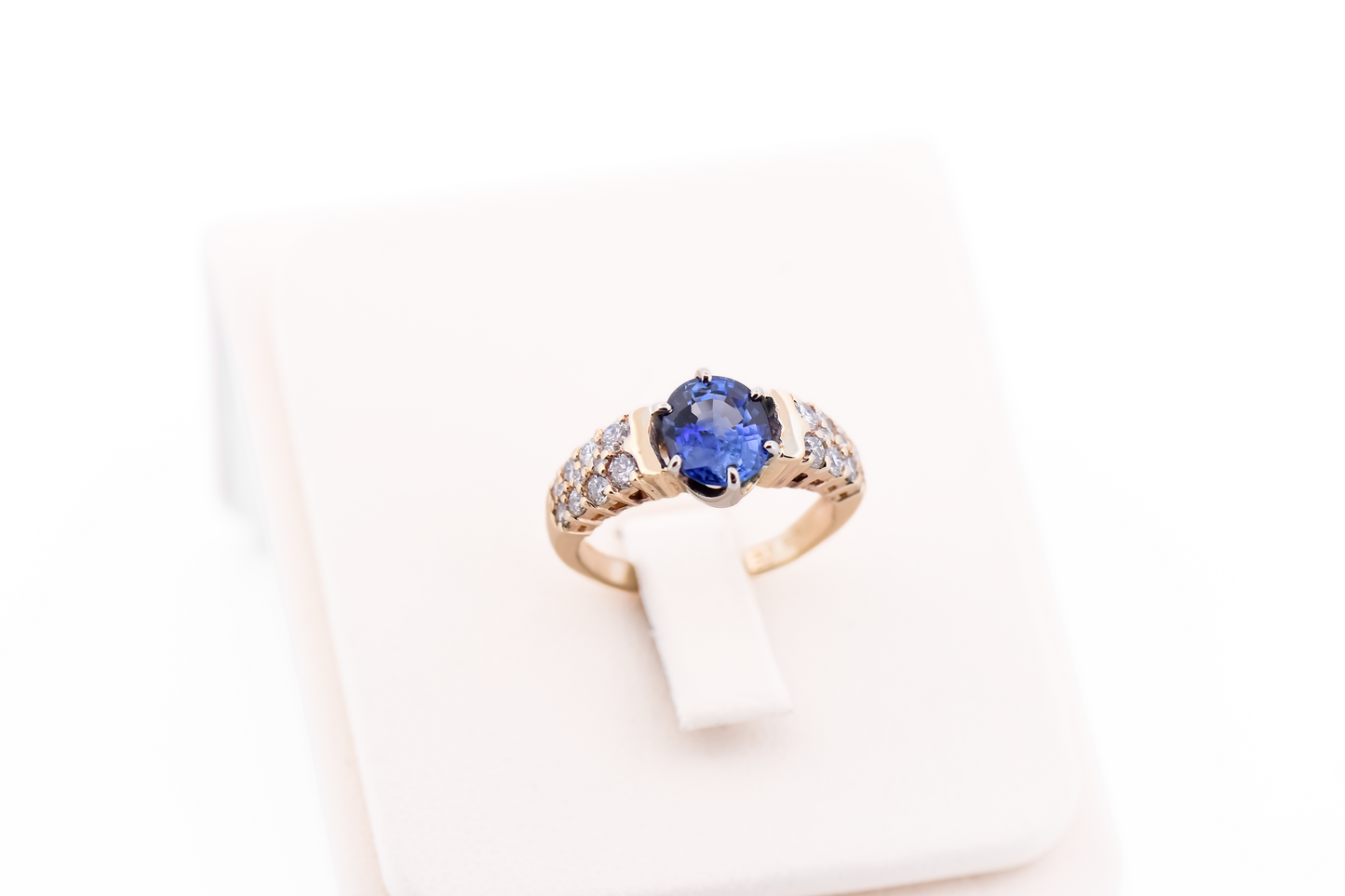 Luxurious 2.5ct Blue Ceylon Sapphire & Diamond Ring - Low Profile