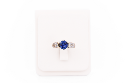 Luxurious 2.5ct Blue Ceylon Sapphire & Diamond Ring - Low Profile