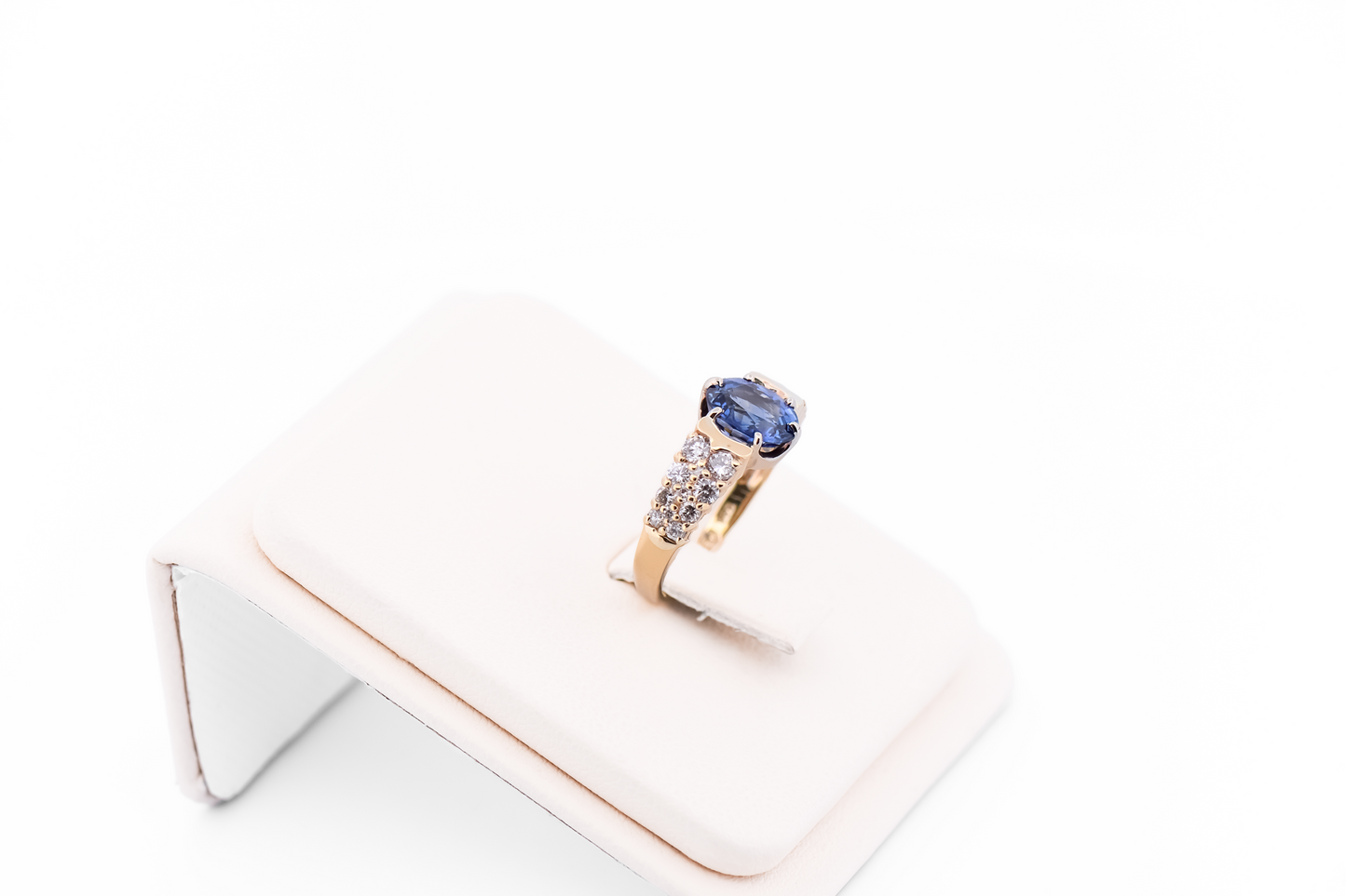 Luxurious 2.5ct Blue Ceylon Sapphire & Diamond Ring - Low Profile