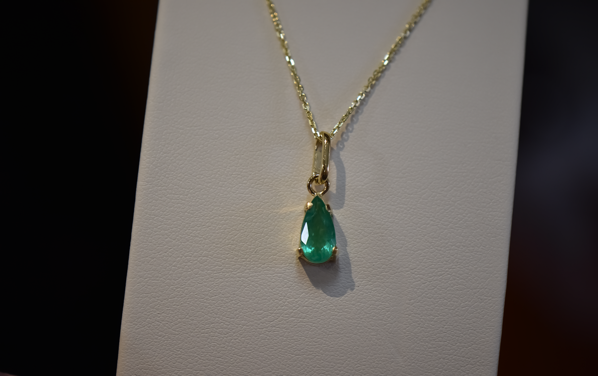 Pear Shape Colombian Emerald Solitaire Pendant in 18k Yellow Gold