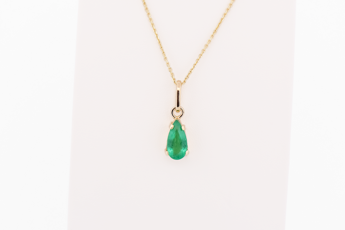Pear Shape Colombian Emerald Solitaire Pendant in 18k Yellow Gold