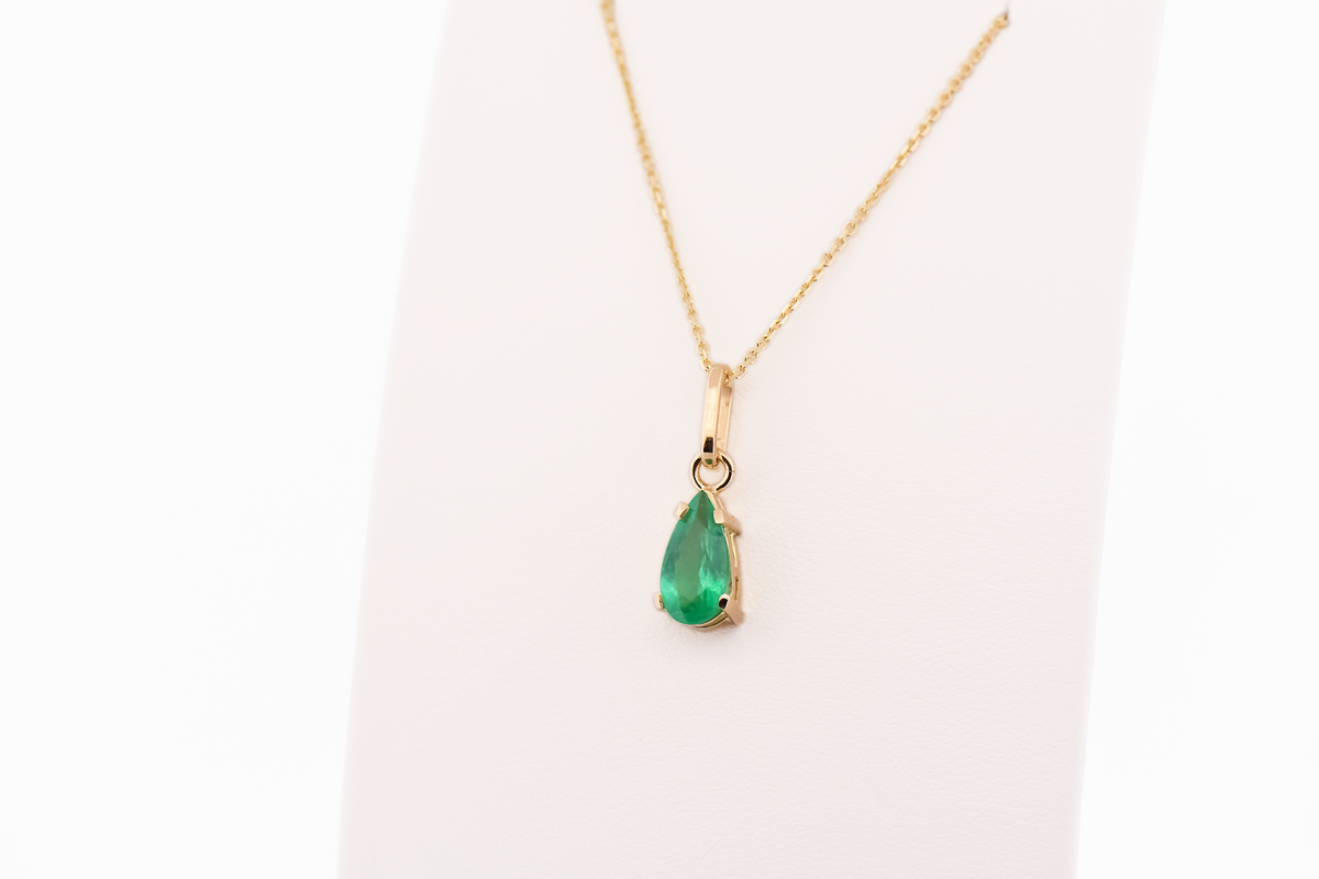 Pear Shape Colombian Emerald Solitaire Pendant in 18k Yellow Gold