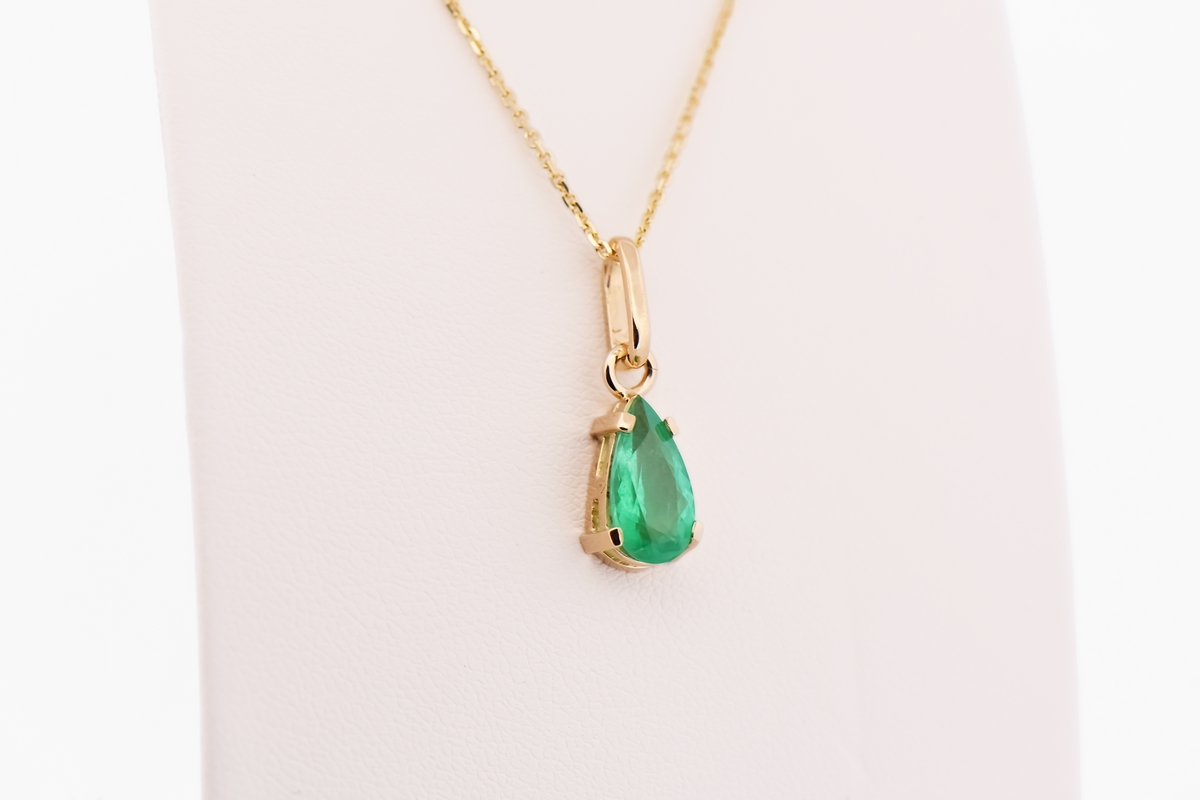 Pear Shape Colombian Emerald Solitaire Pendant in 18k Yellow Gold