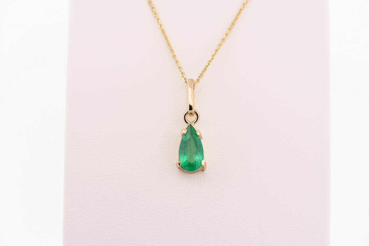 Pear Shape Colombian Emerald Solitaire Pendant in 18k Yellow Gold