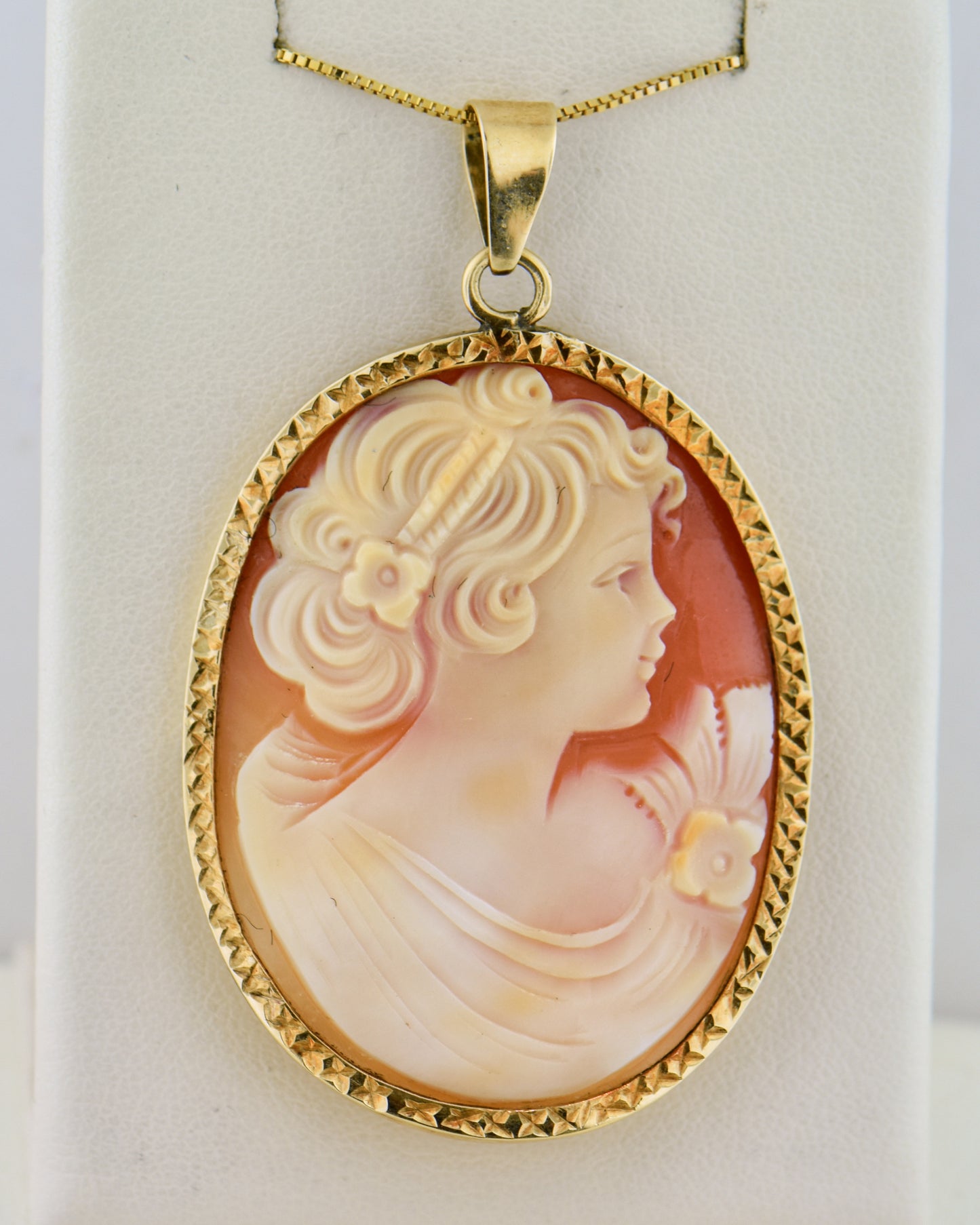 Art Deco Shell Cameo Pendant in Yellow Gold