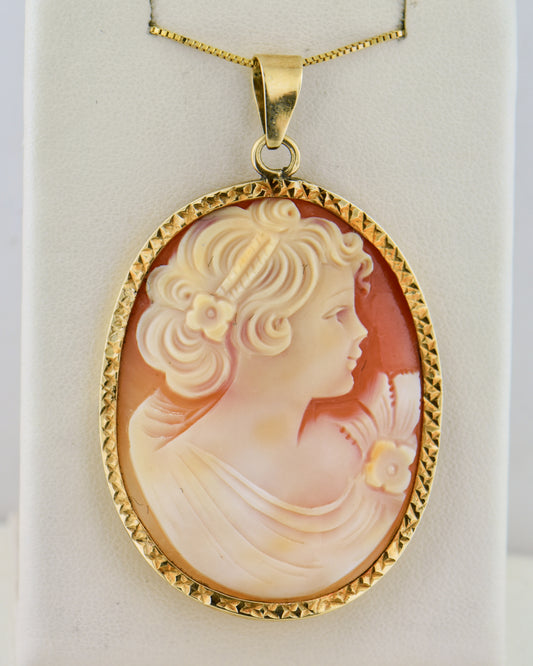 Art Deco Shell Cameo Pendant in Yellow Gold