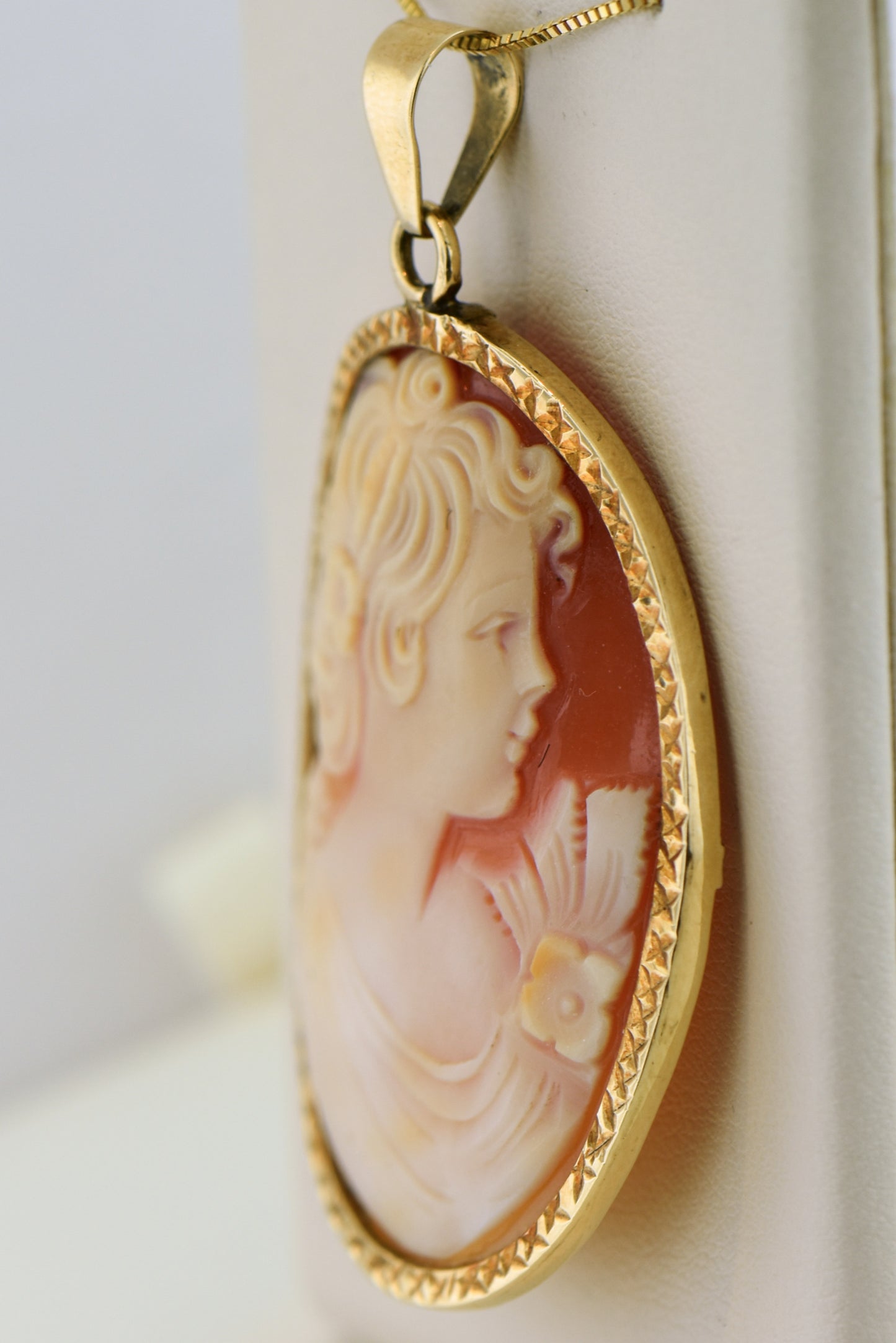 Art Deco Shell Cameo Pendant in Yellow Gold