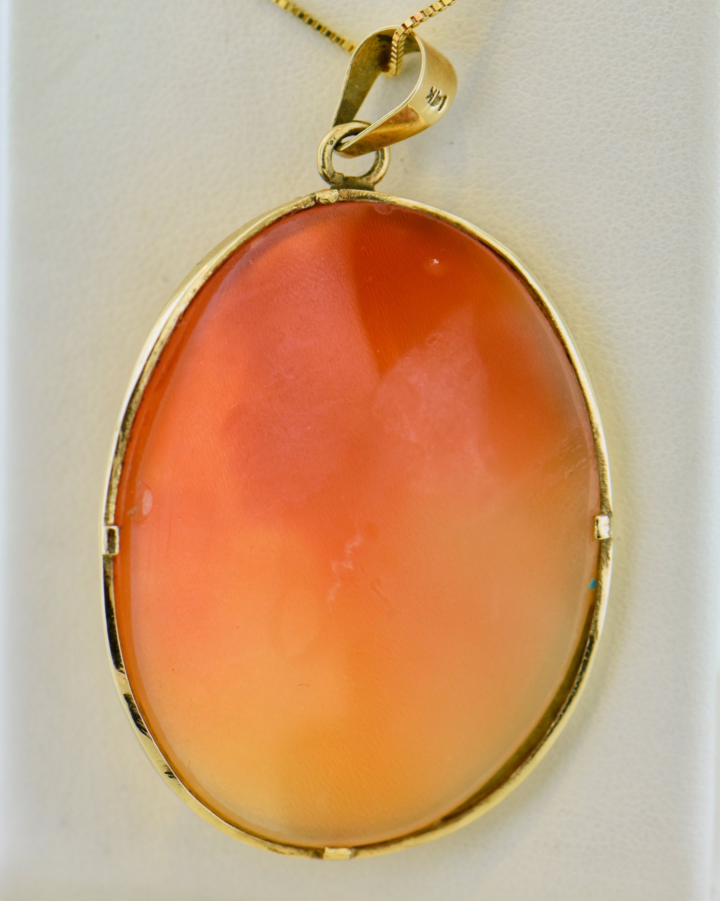 Art Deco Shell Cameo Pendant in Yellow Gold
