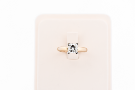 Top Quality 1ct Princess Cut Diamond Solitaire Engagement Ring in Yellow Gold