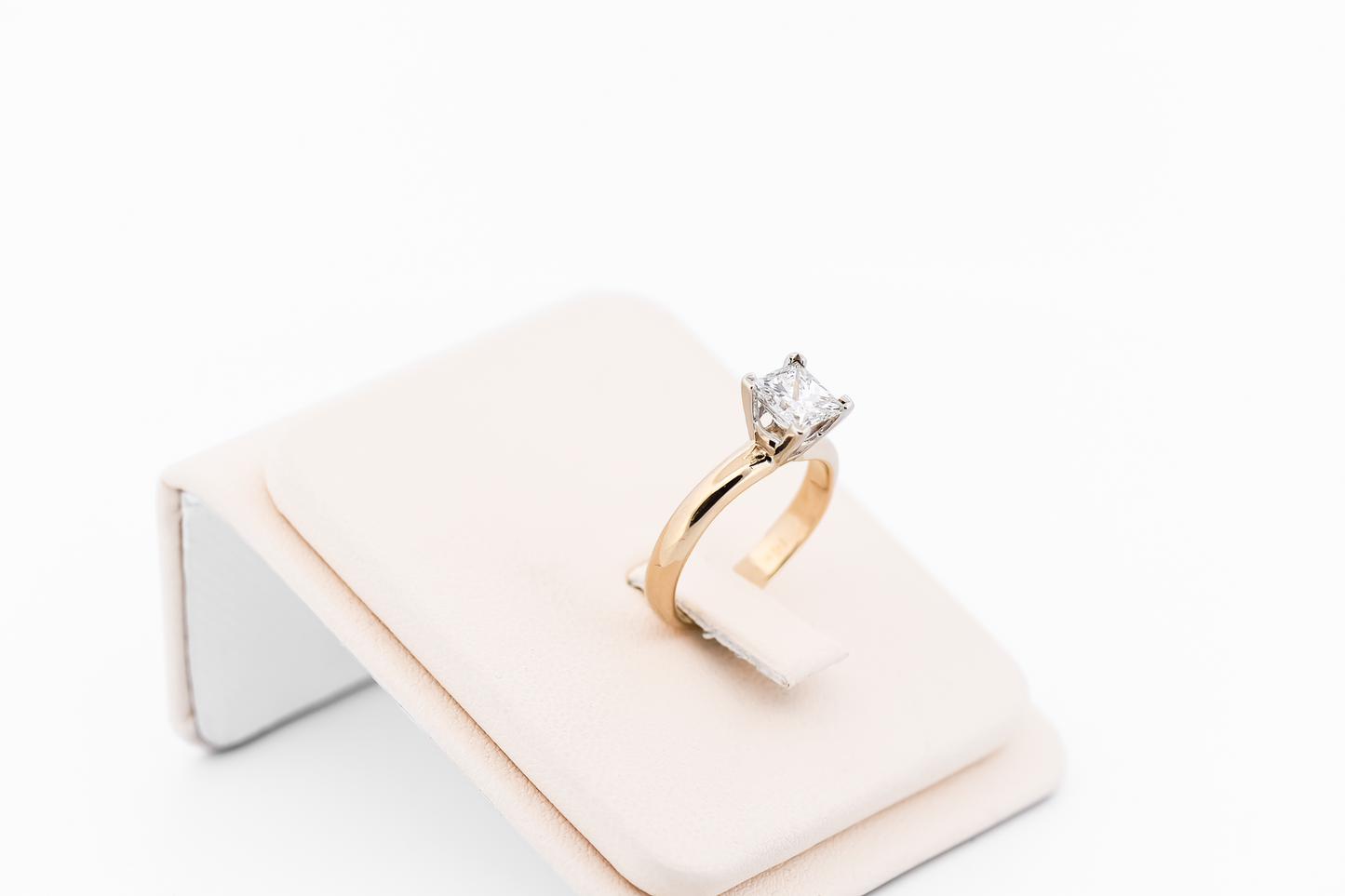 Top Quality 1ct Princess Cut Diamond Solitaire Engagement Ring in Yellow Gold