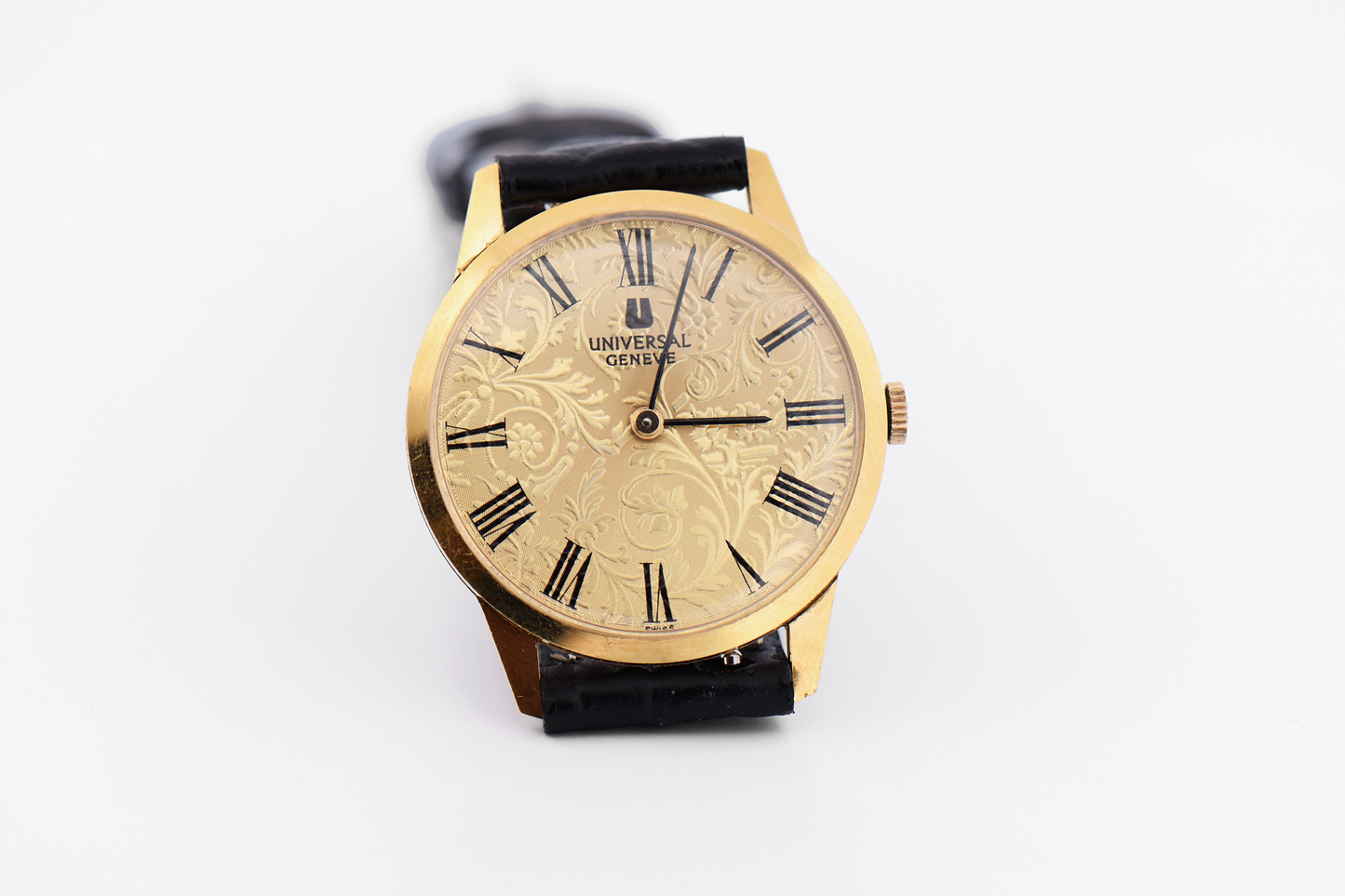Universal Genève 18k Gold Wristwatch with Embossed Scrollwork Dial