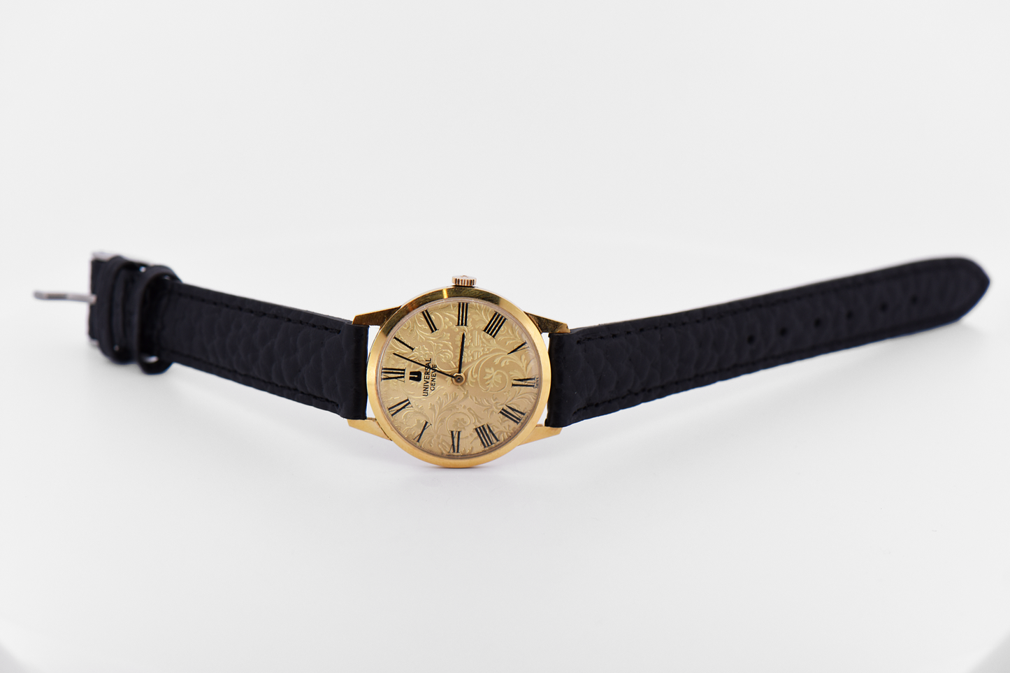 Universal Genève 18k Gold Wristwatch with Embossed Scrollwork Dial