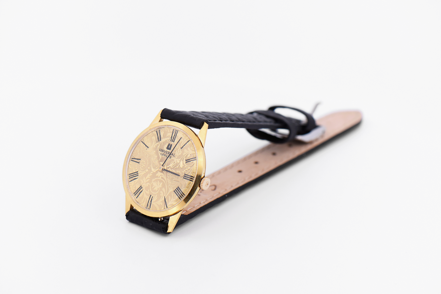 Universal Genève 18k Gold Wristwatch with Embossed Scrollwork Dial