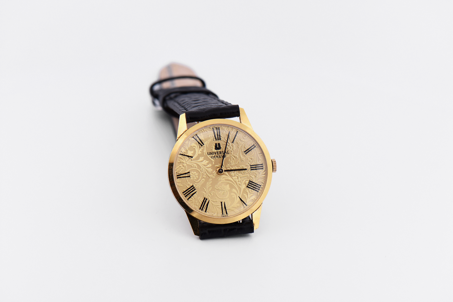 Universal Genève 18k Gold Wristwatch with Embossed Scrollwork Dial