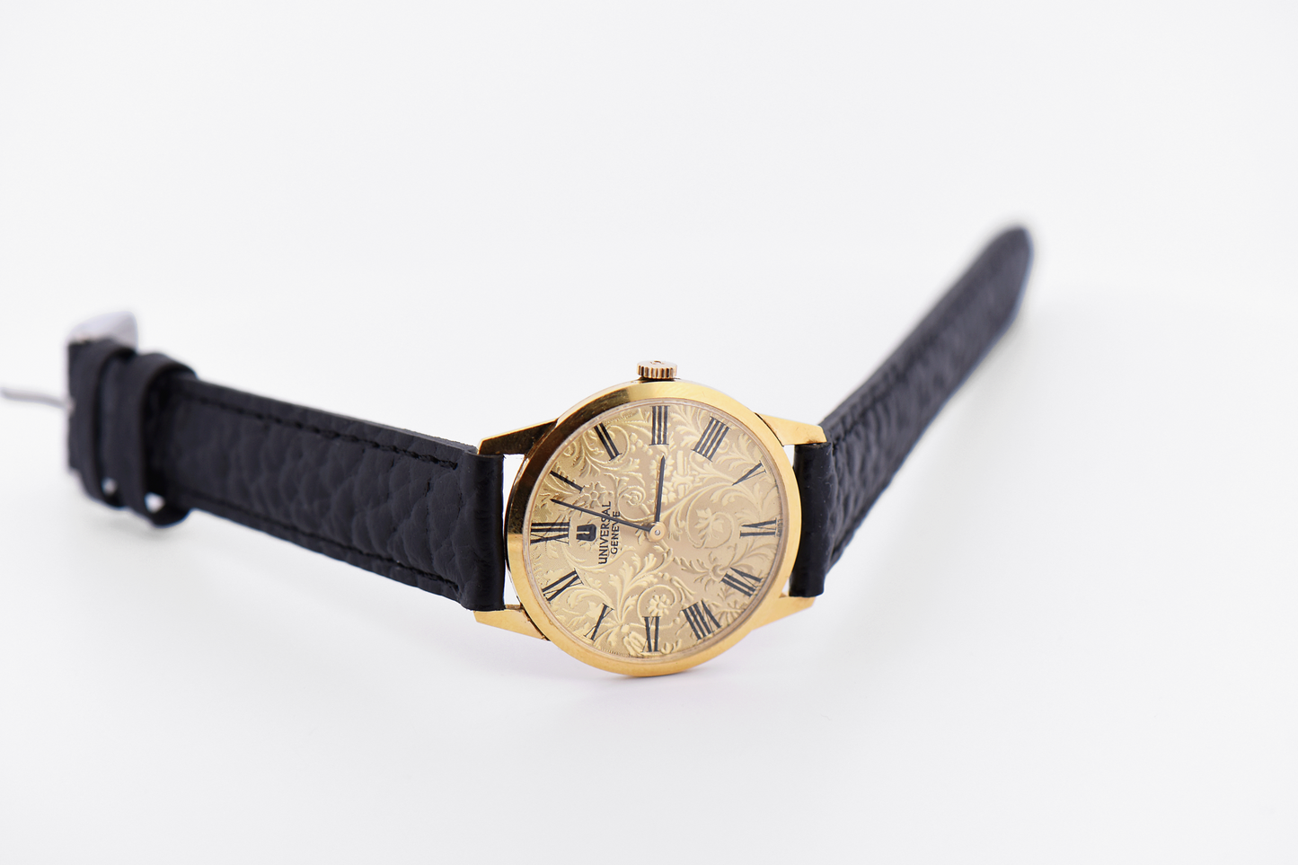 Universal Genève 18k Gold Wristwatch with Embossed Scrollwork Dial